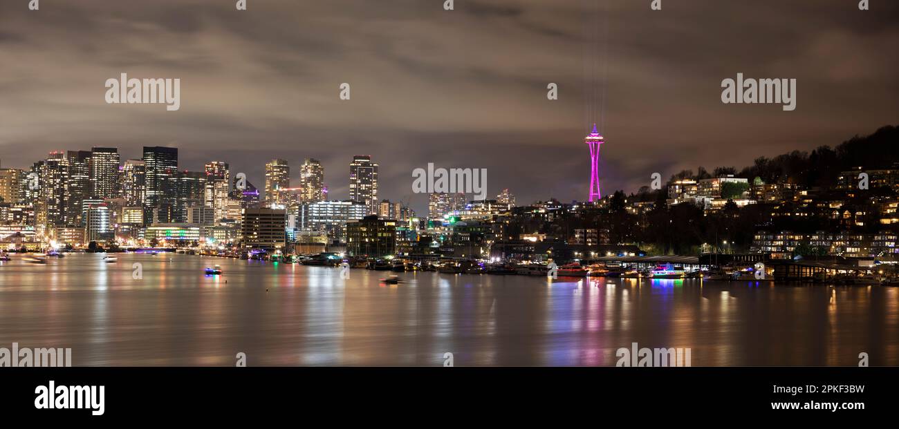 WA24174-00....WASHINGTON - Seattle's Space Needle und City Skyline bei Nacht an Silvester Nacht 2022/2023. Stockfoto