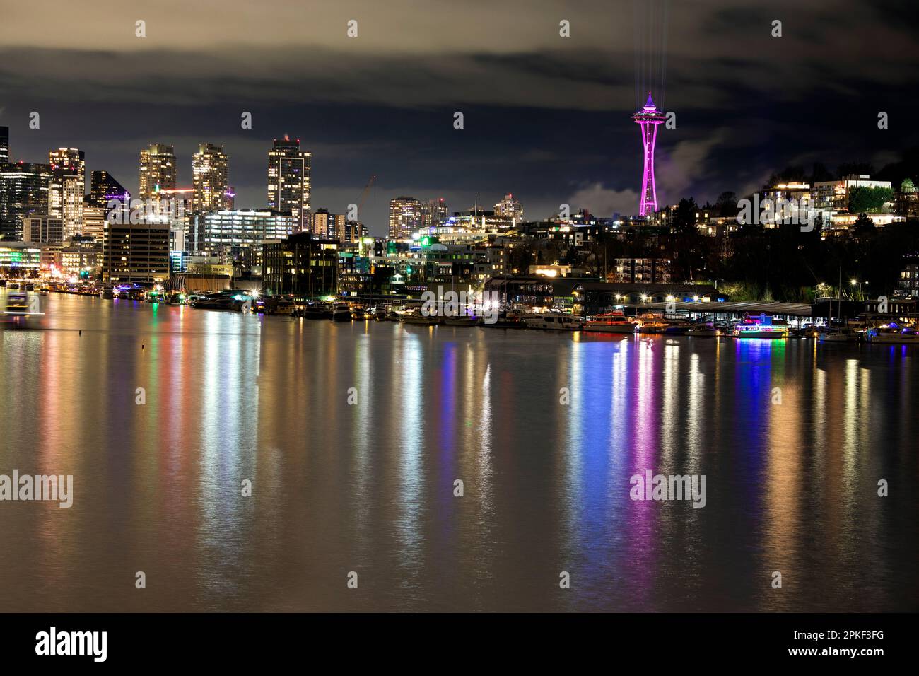 WA24177-00....WASHINGTON - Seattle's Space Needle und City Skyline an Silvester Nacht 2022/2023. Lake Union im Vorfeld. Stockfoto