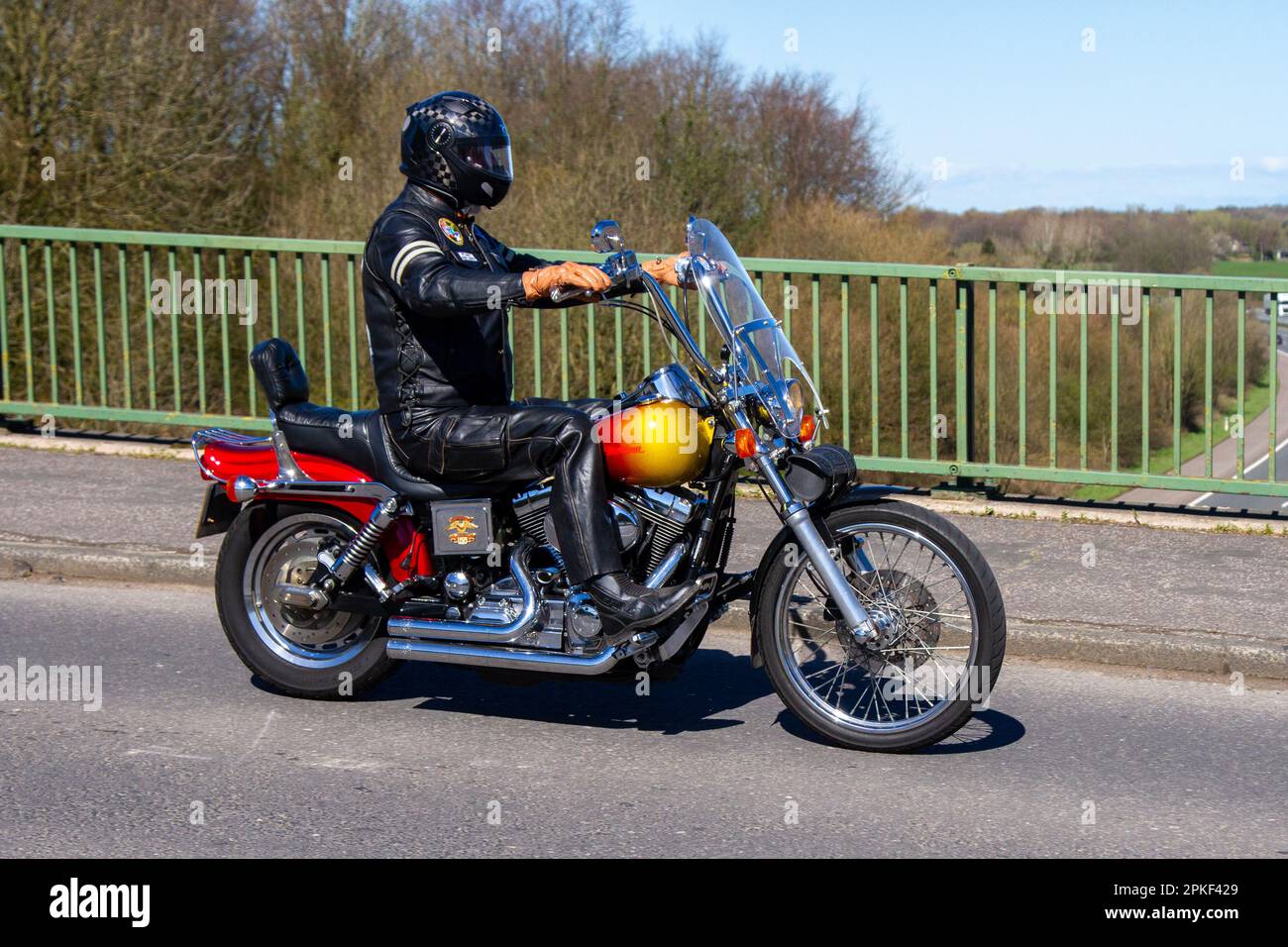 1999 90s, Neunziger Harley-Davidson Fxbrs Breakout 114 1868 2, Fxdwg V Twin Silver Cruiser 1450cc; Überquerung der Autobahnbrücke im Großraum Manchester, Großbritannien Stockfoto