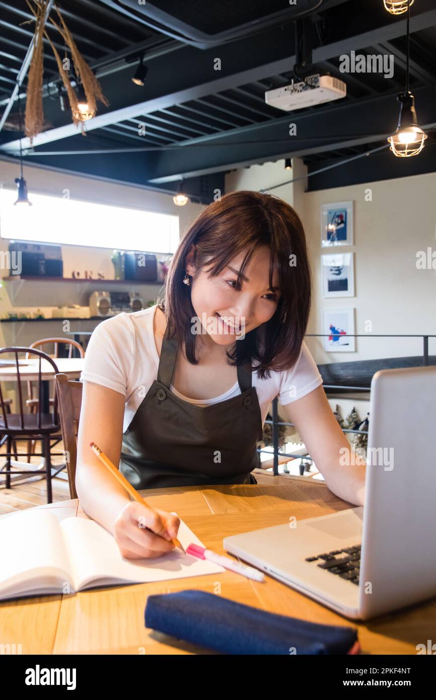 Café-Mitarbeiter mit einem Computer Stockfoto