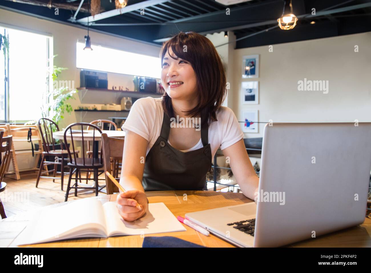 Café-Mitarbeiter mit einem Computer Stockfoto