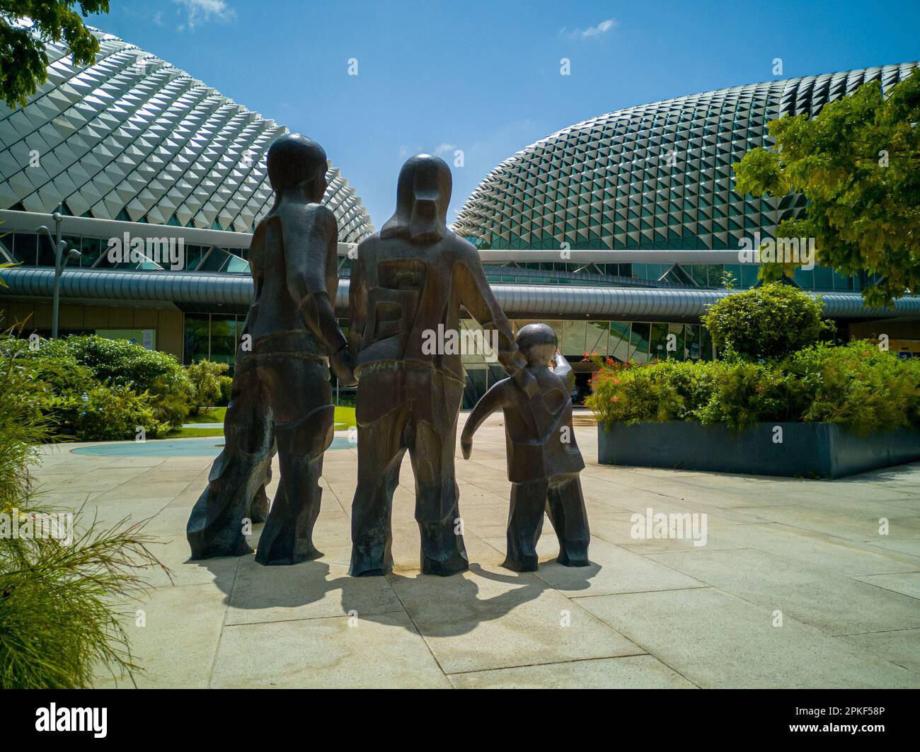 Eine 5-köpfige Familie, die zu einer Unterhaltungsveranstaltung in der Esplanade, den Theatern an der Bucht in Singapur geht. Stockfoto