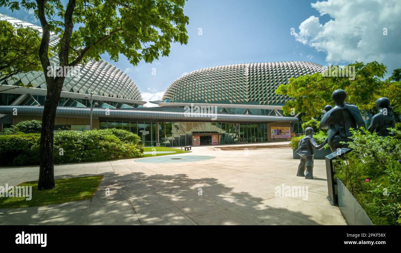 Eine 5-köpfige Familie, die zu einer Unterhaltungsveranstaltung in der Esplanade, den Theatern an der Bucht in Singapur geht. Stockfoto
