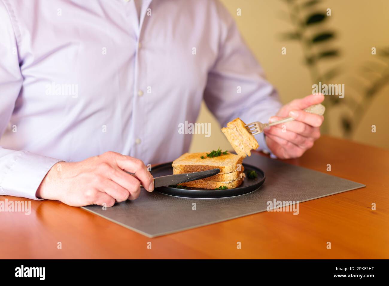 Nahaufnahme eines Mannes, der ein Sandwich isst. Stockfoto