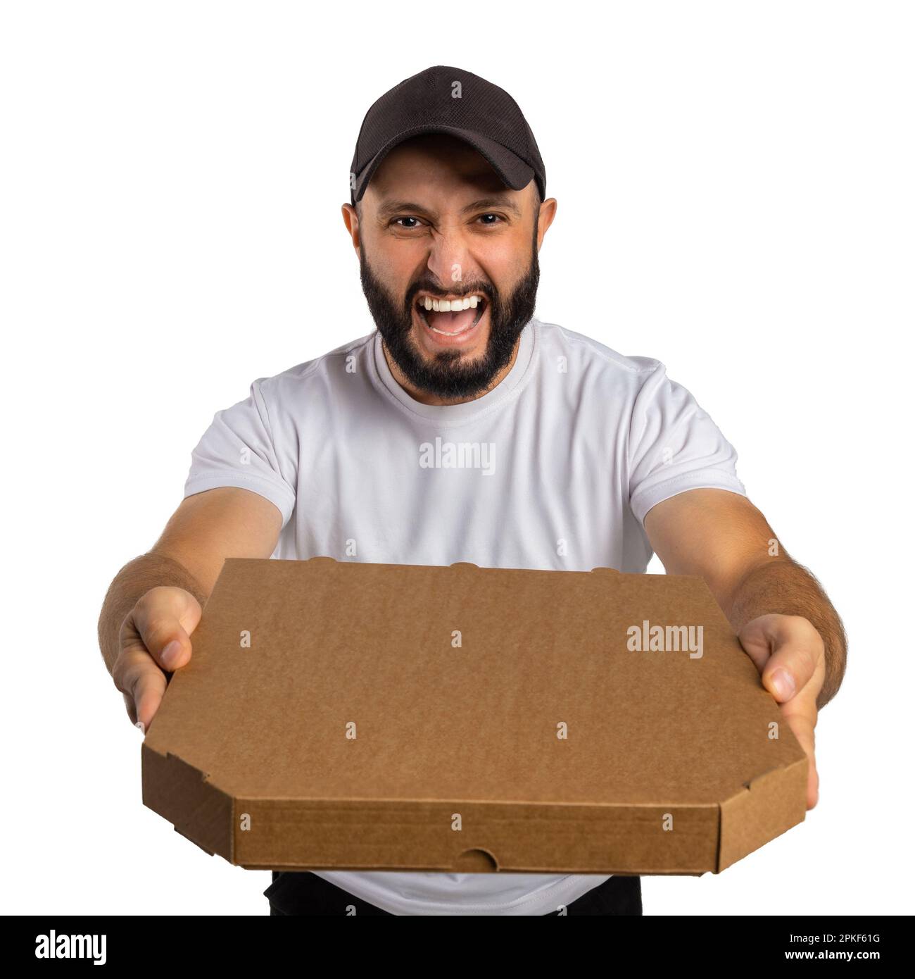 Ein junger bärtiger Mann schreit und demonstriert aggressiv eine geschlossene Pizza-Box isoliert vor weißem Hintergrund. Kann zur Darstellung Ihres eigenen Logos verwendet werden. Stockfoto