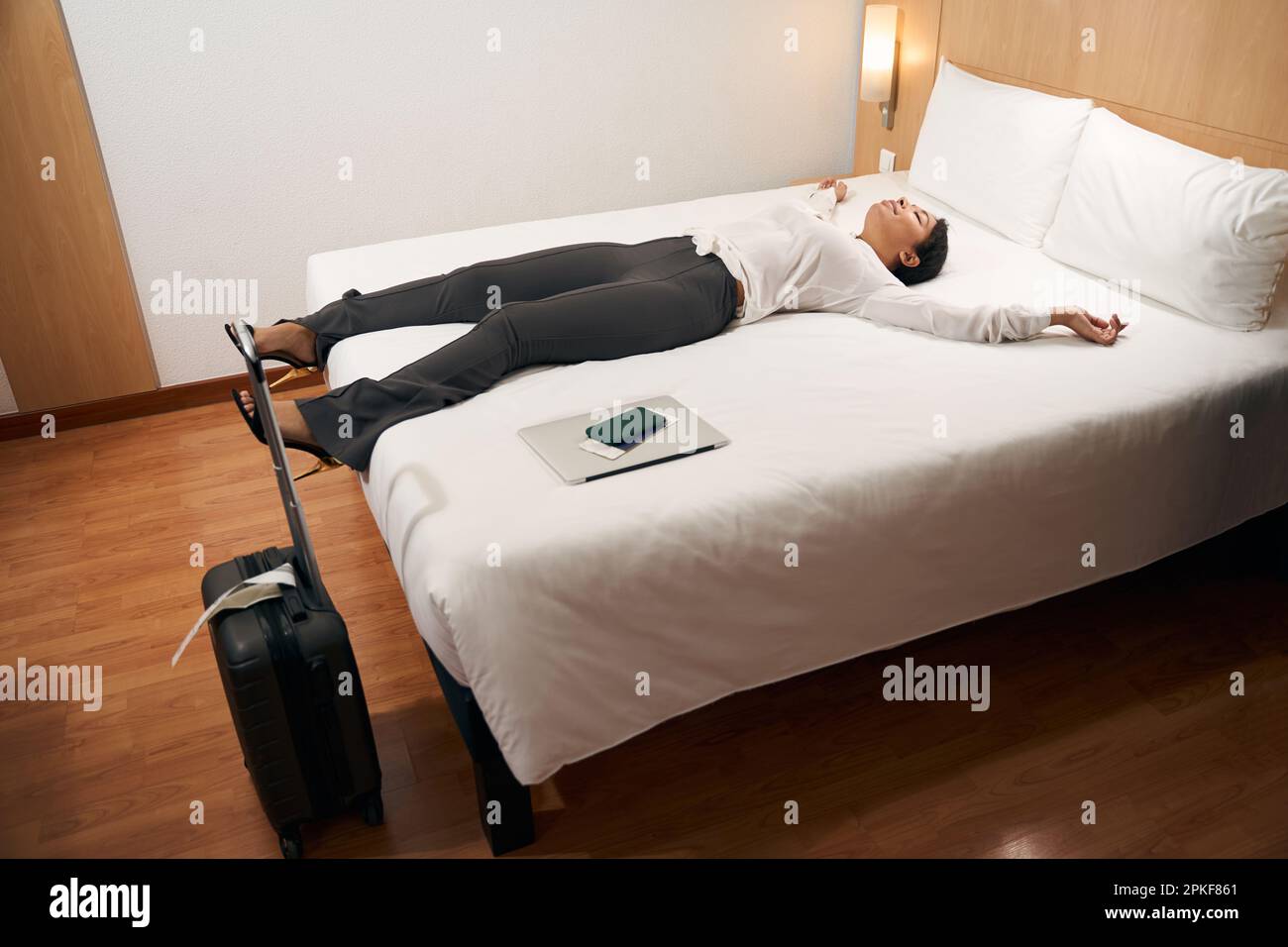Müde weibliche Touristen, die in einer Luxussuite schlafen Stockfoto