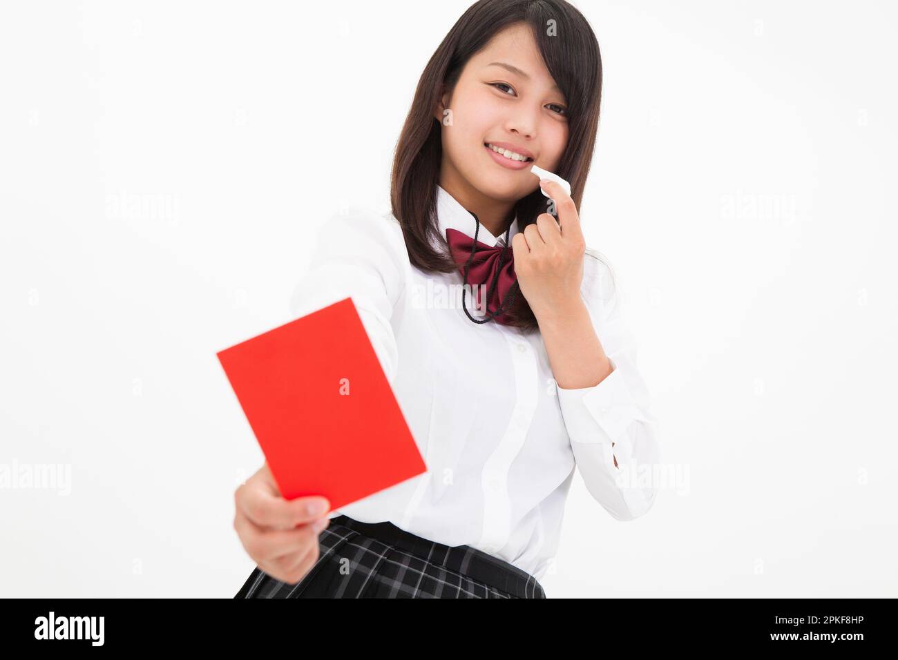 Ein Schüler der Highschool, der eine rote Karte ausgibt Stockfoto