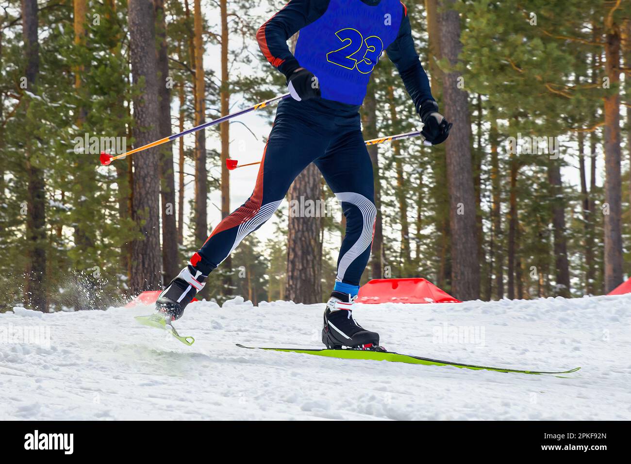 Männlicher Sportler, der Skilanglauf, Wintersportwettbewerb Stockfoto