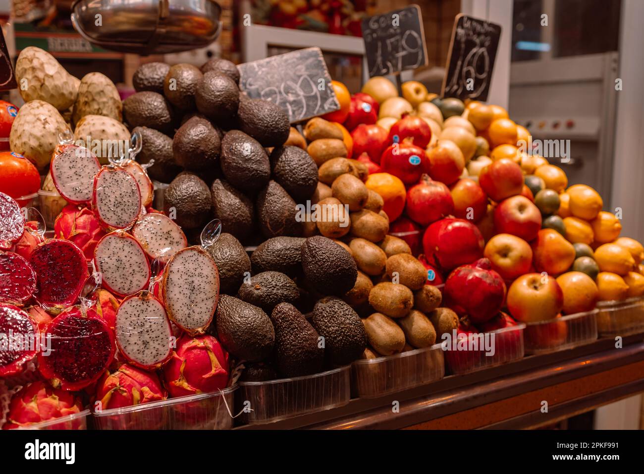 Frische Kokosnüsse, Pitahaya, Avocado, Apfel und anderes Obst und Gemüse auf dem Bauernmarkt Stockfoto