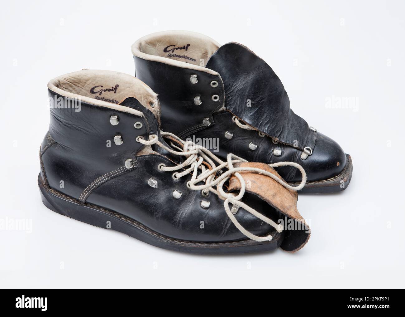 Alte Skistiefel, 1960er Stockfoto