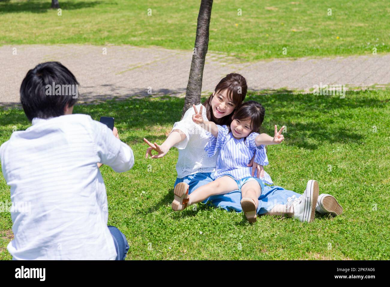 Vater macht ein Foto von seiner Frau und seiner Tochter Stockfoto