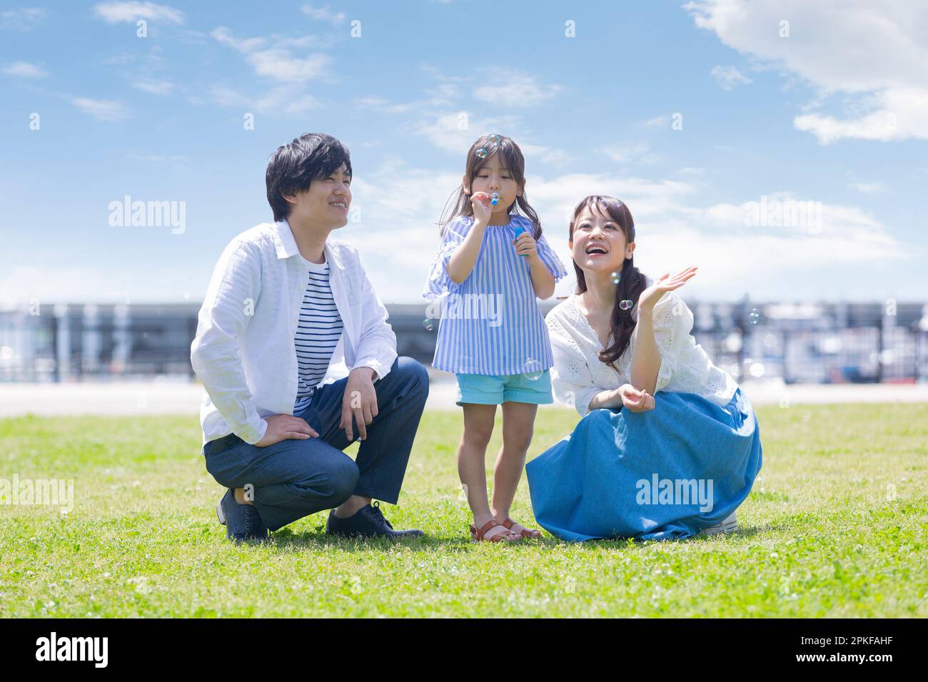Familie spielen mit Seifenblasen Stockfoto