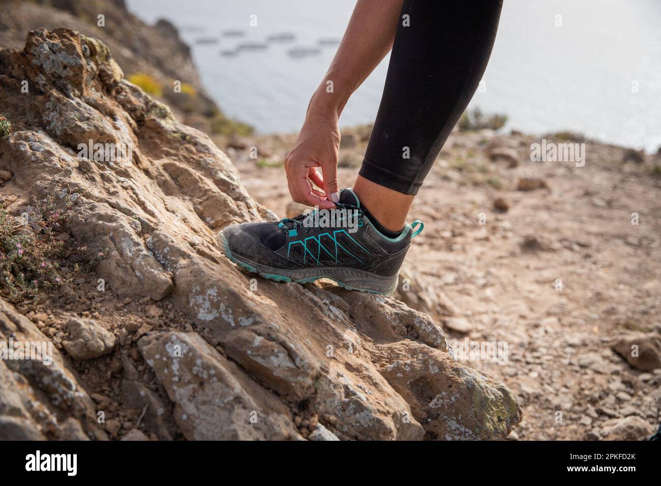 Eine Wanderer bindet ihre Schuhe, Nahaufnahme des Fußes. Stockfoto