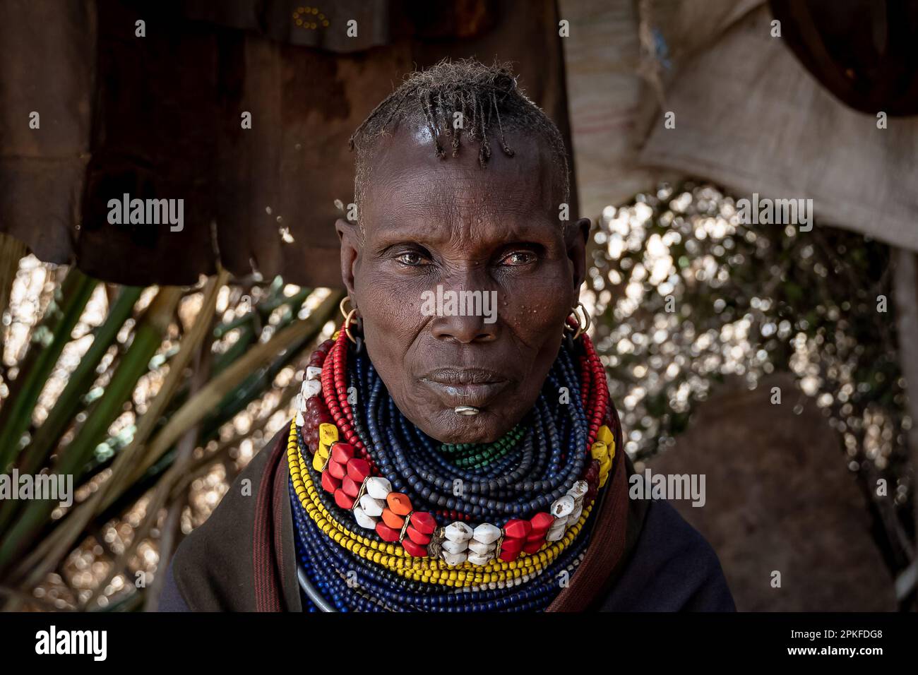 Kenia. 18. Februar 2023. Portrait einer Frau des Turkana-Stammes der Klimawandel verursacht in Ostafrika die schlimmste Dürre in seiner Geschichte: Es hat in dieser Region seit mehr als drei Jahren nicht mehr geregnet, und mehr als 36 Millionen Menschen sind mit den verheerenden Folgen einer Welle konfrontiert, die laut Prognosen nicht in absehbarer Zeit enden wird. In Turkana, nördlich von Kenia, kämpfen die Menschen, um diese schreckliche Dürre zu überleben. (Foto: Simone Boccaccio/SOPA Images/Sipa USA) Guthaben: SIPA USA/Alamy Live News Stockfoto