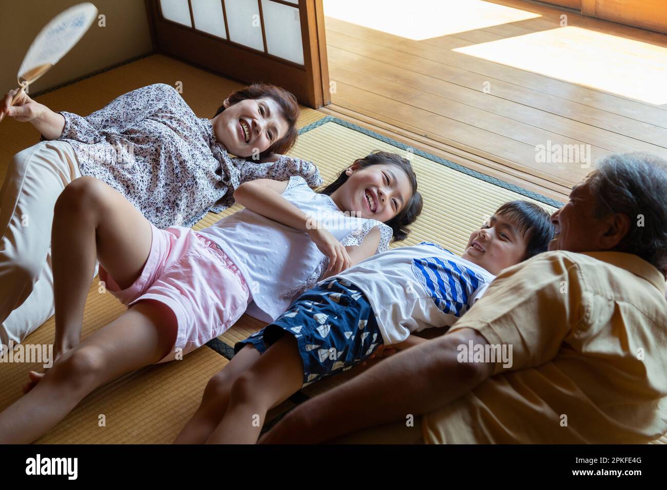 Großeltern und Enkelkinder schlafen in einem Zimmer im japanischen Stil Stockfoto