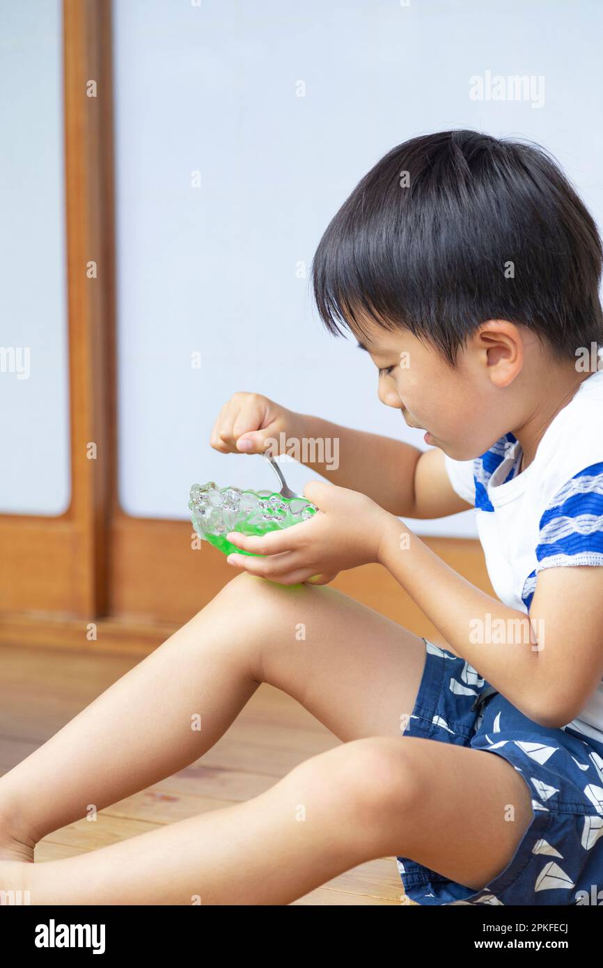 Junge Essen rasiert Eis Stockfoto