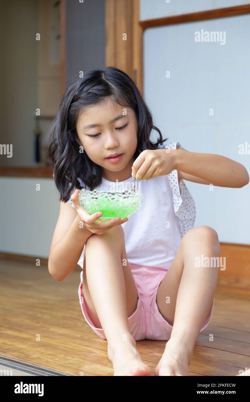 Ein Mädchen isst rasiertes Eis Stockfoto