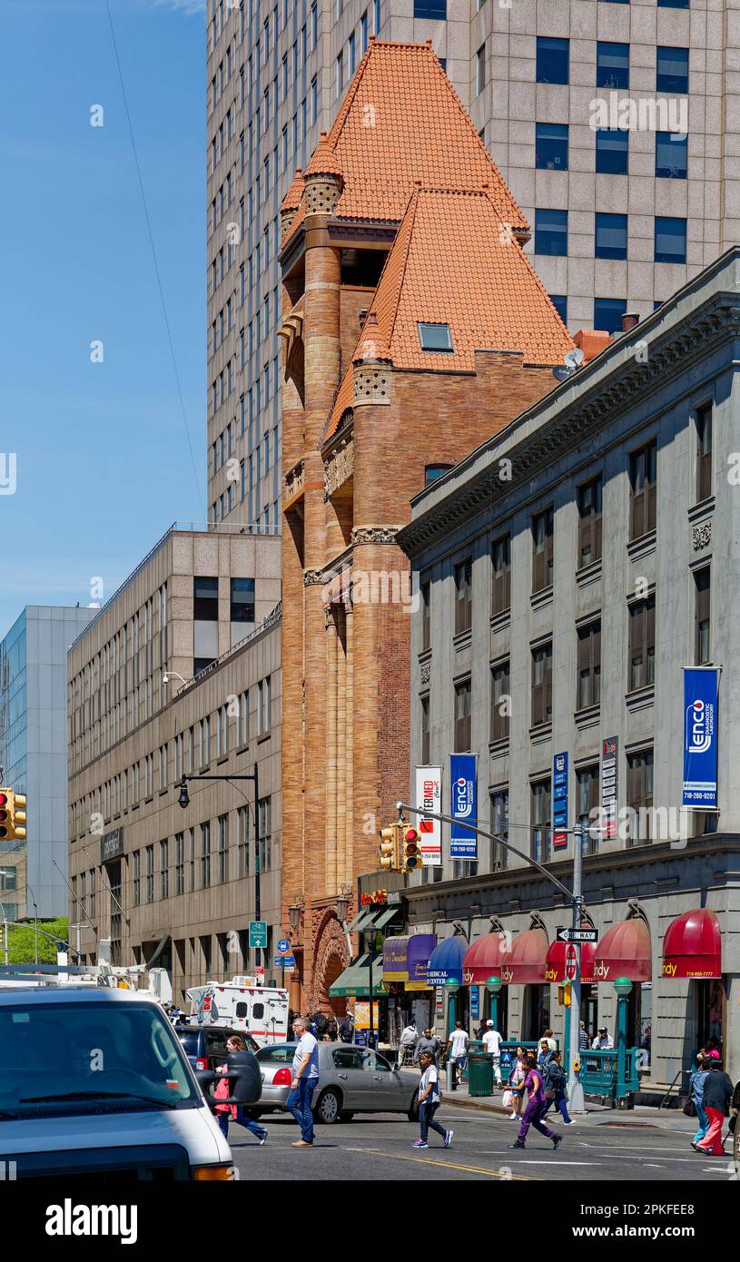 Der alte Hauptsitz der Feuerwehr von Brooklyn, ein römisches Wahrzeichen von Richardsonian, wurde 2015 restauriert und in Apartments umgewandelt. Stockfoto