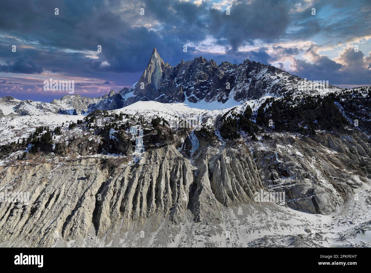 Berg Aiguille du Dru im Mont Blanc-Massiv auf dem Gletscher Mer de Glace. Französische Alpen, Europa. Stockfoto