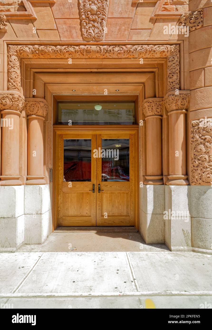 Der alte Hauptsitz der Feuerwehr von Brooklyn, ein römisches Wahrzeichen von Richardsonian, wurde 2015 restauriert und in Apartments umgewandelt. Stockfoto