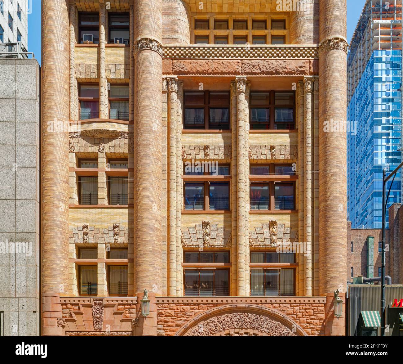Der alte Hauptsitz der Feuerwehr von Brooklyn, ein römisches Wahrzeichen von Richardsonian, wurde 2015 restauriert und in Apartments umgewandelt. Stockfoto
