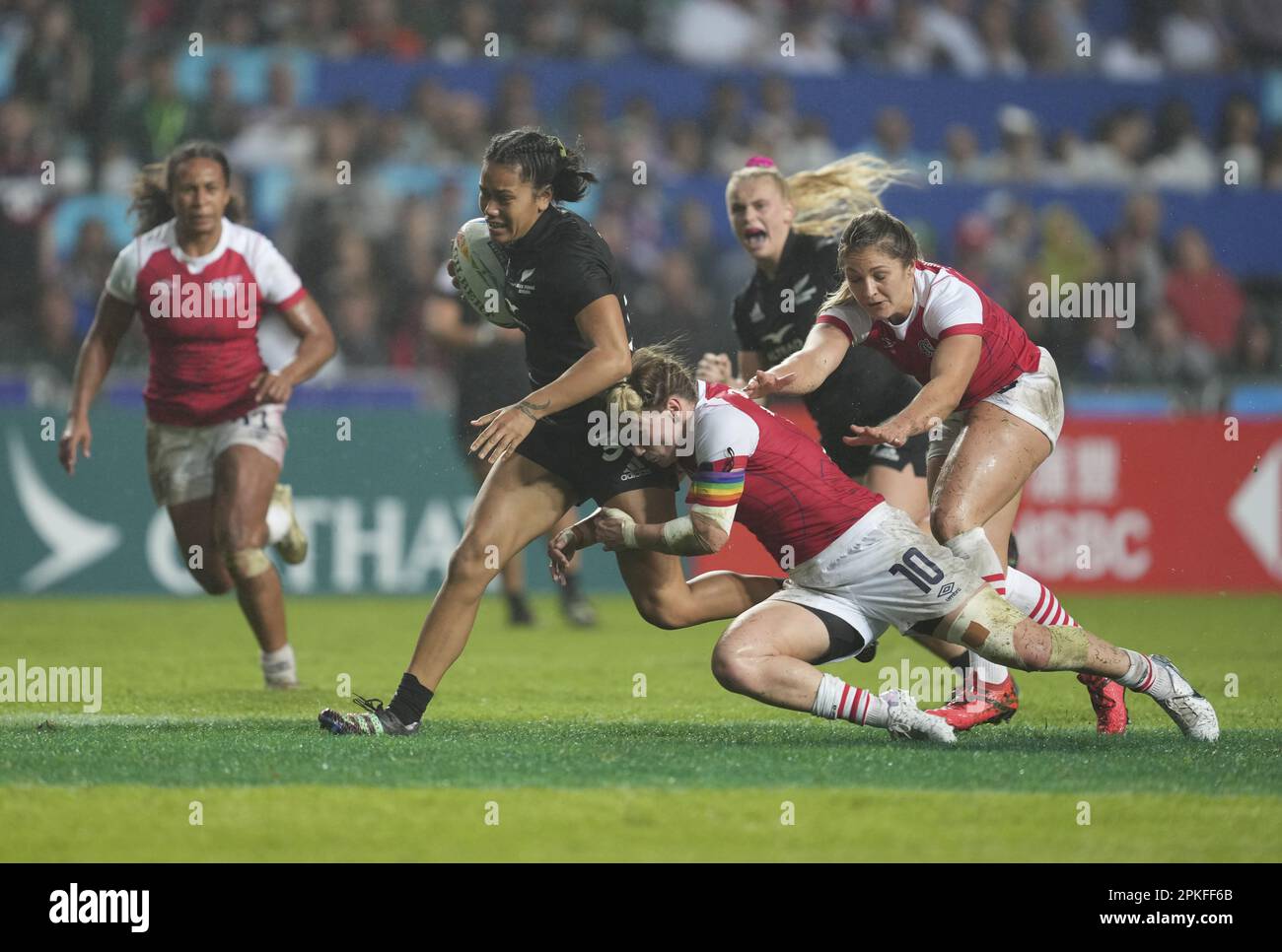 ***NUR FÜR NICHTKOMMERZIELLE ZWECKE*** Neuseeländischer und HH Manaia Nuku wird vom Großen Briten HH Megan Jones beim WomenHH-Spiel anlässlich der Cathay Pacific/HSBC Hong Kong Sevens am 31. März 2023 in Hongkong angegriffen. R7 31MAR23 SCMP/SAM TSANG Stockfoto