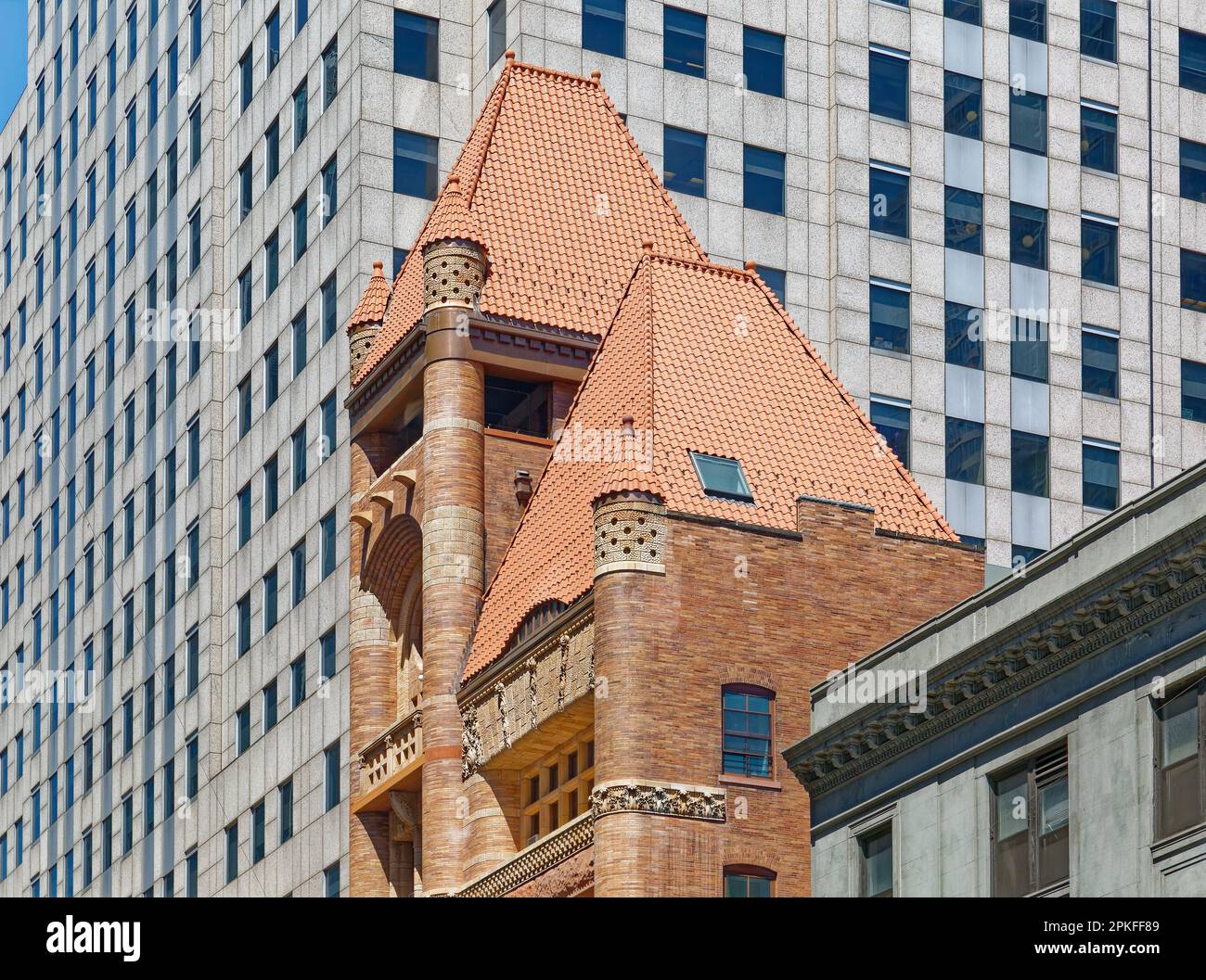 Der alte Hauptsitz der Feuerwehr von Brooklyn, ein römisches Wahrzeichen von Richardsonian, wurde 2015 restauriert und in Apartments umgewandelt. Stockfoto