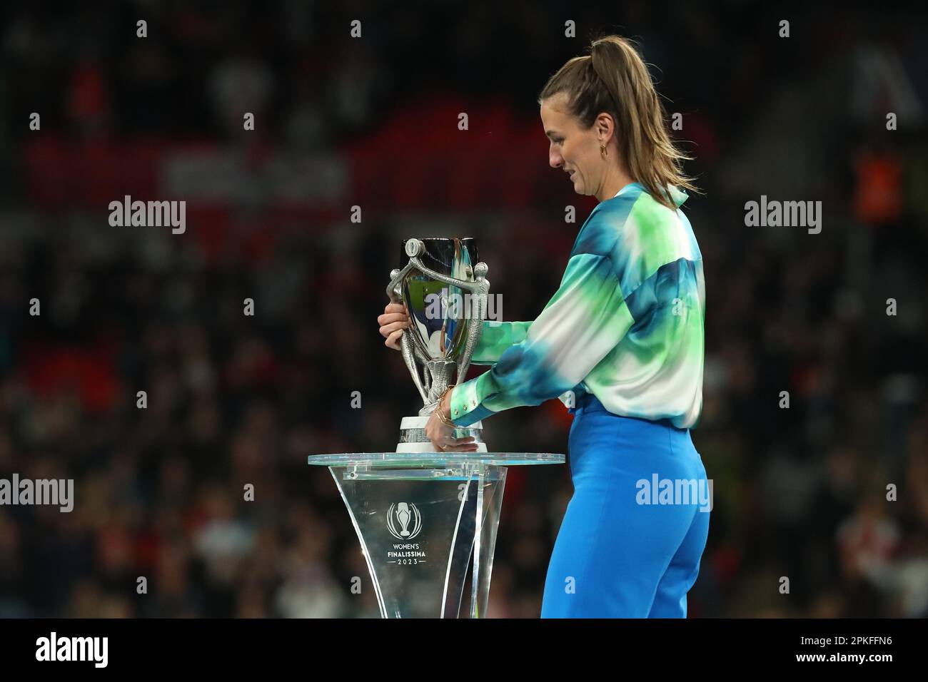 Wembley Stadium, London, Großbritannien. 6. April 2023. Damen Finalissima Football, England gegen Brasilien; Jill Scott bringt die Trophäe „Finalissima für Frauen“ für die Preisverleihung Credit: Action Plus Sports/Alamy Live News heraus Stockfoto