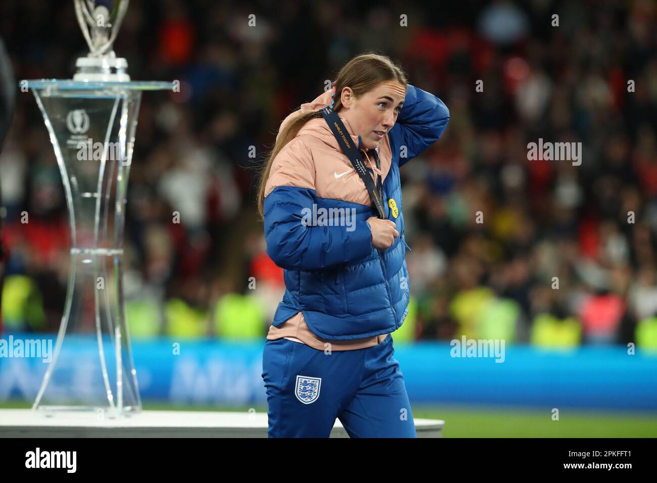 Wembley Stadium, London, Großbritannien. 6. April 2023. Damen Finalissima Football, England gegen Brasilien; Lucy Parker von England mit Medaillengutschrift ihrer Gewinner: Action Plus Sports/Alamy Live News Stockfoto
