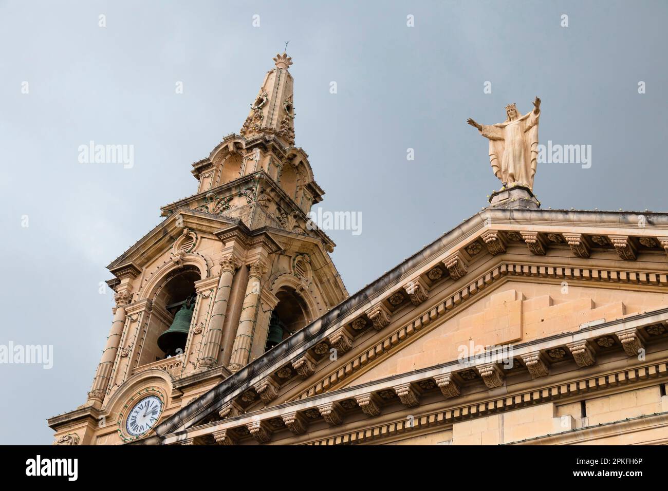 Floriana, Malta - 12. November 2022: Statue von Christus dem König auf dem Pediment und Glockenturm der Gemeinde St. Publius Stockfoto Floriana, Malta - 12. November 2022: Statue von Christus dem König auf dem Pediment und Glockenturm der Gemeinde St. Publius Stockfoto