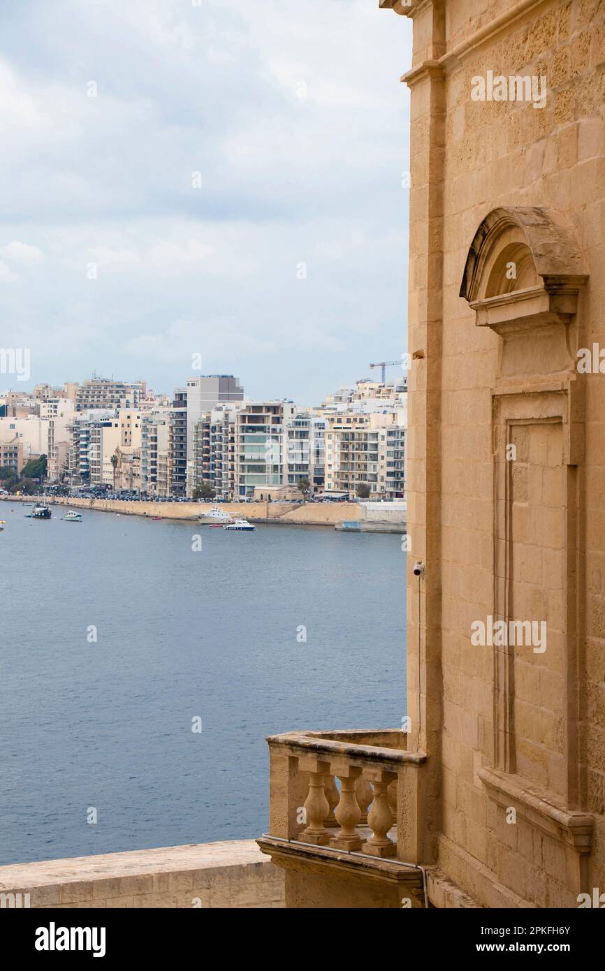 Valletta, Malta - 12. November 2022: Kalkstein-Eckhaus mit Backsteinfenster und Balkonbalkon mit Blick auf Sliema Stockfoto