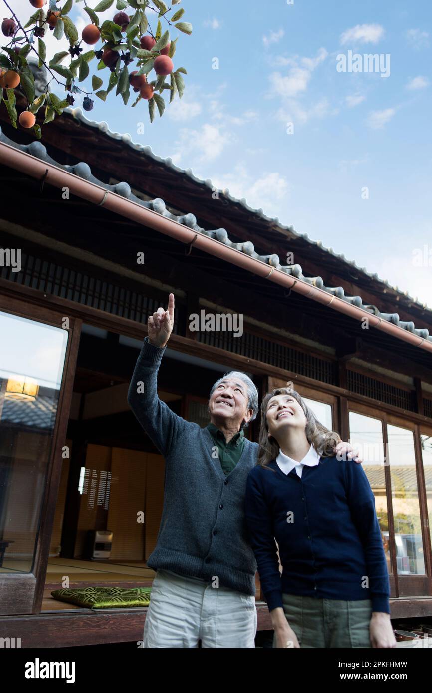 Ein Seniorenpaar in einem Landhaus. Stockfoto