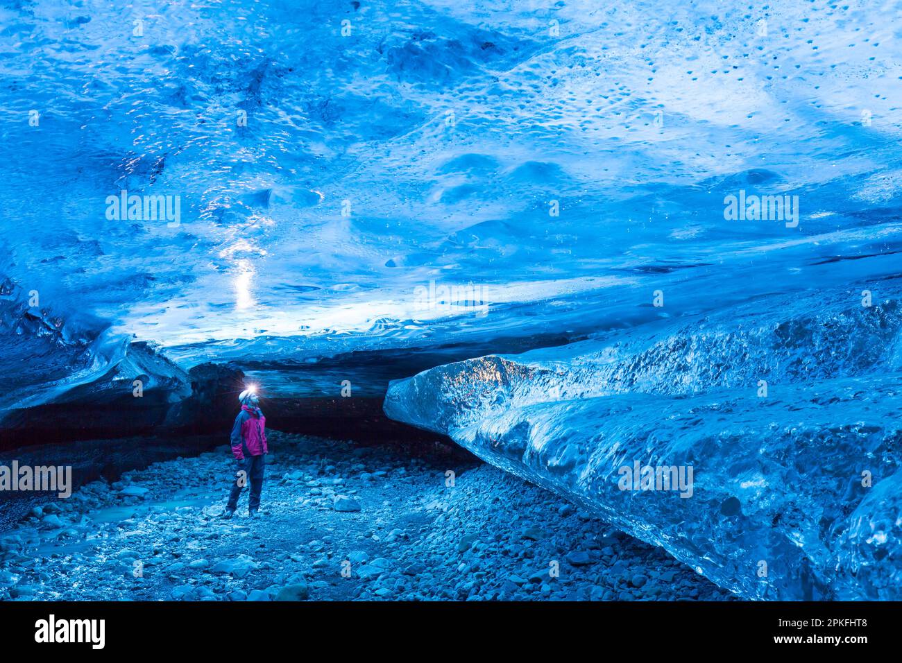 Touristen besuchen den Kristall, die natürliche Eishöhle im Breiðamerkurjökull / Breidamerkurjokull-Gletscher im Vatnajökull-Nationalpark, Island Stockfoto