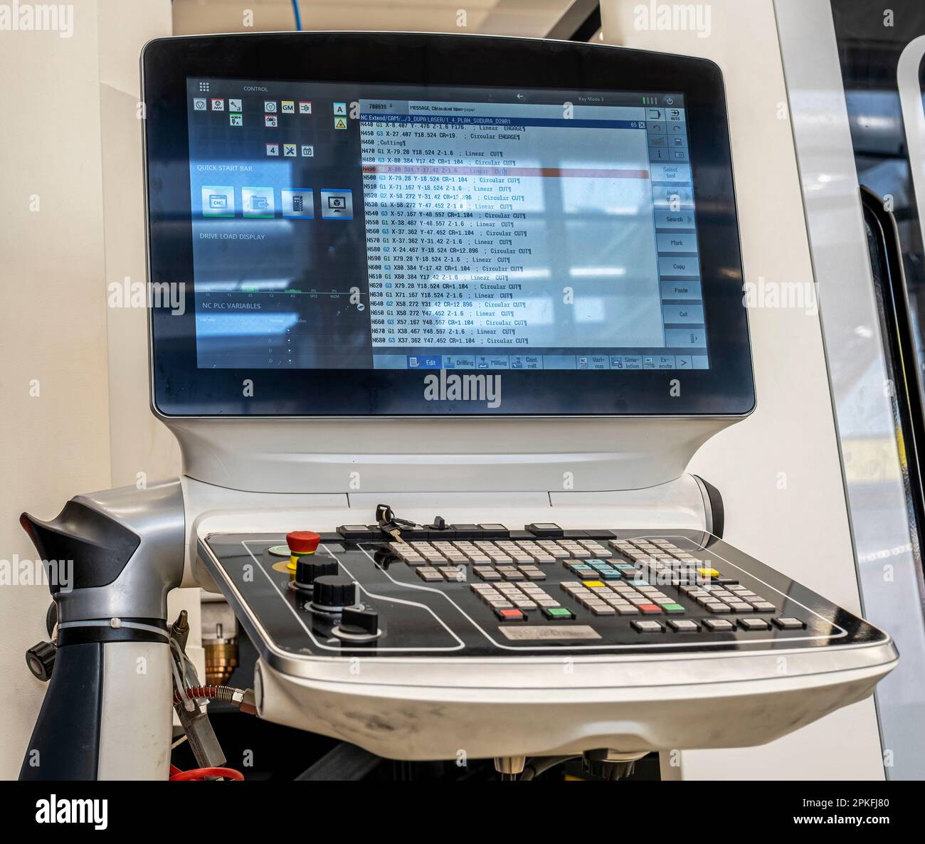 Maschinenbedienfeld mit numerischer Steuerung und Touchscreen-Display Stockfoto