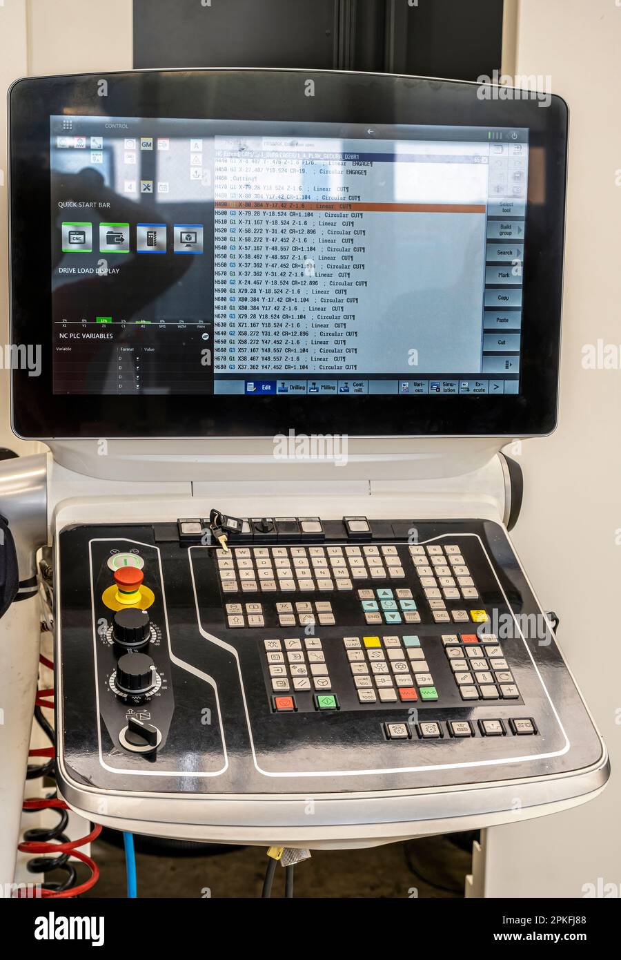 Maschinenbedienfeld mit numerischer Steuerung und Touchscreen-Display Stockfoto