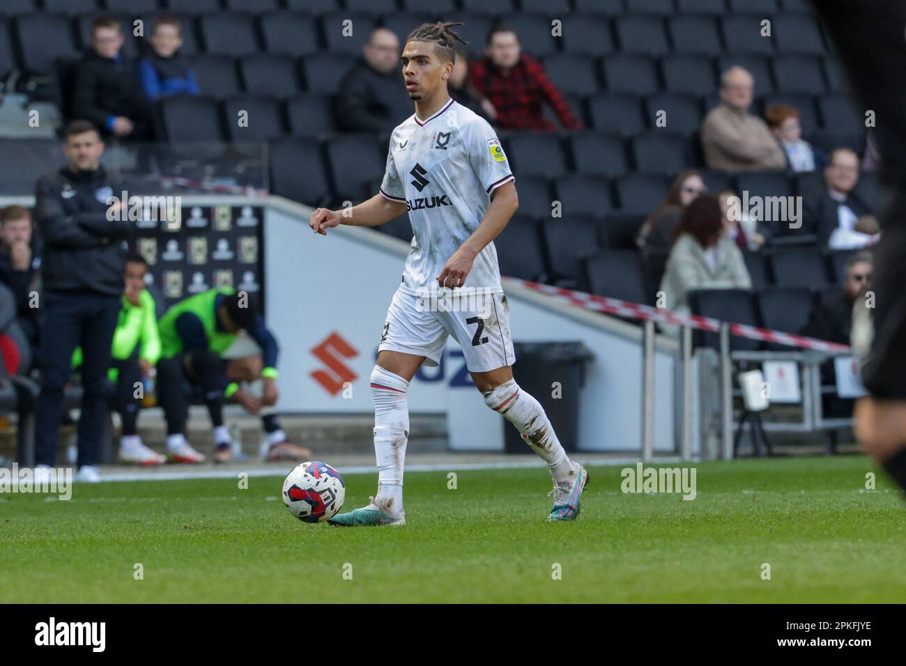 Milton Keynes Dons Tennai Watson während der zweiten Hälfte des Spiels der Sky Bet League 1 zwischen MK Dons und Portsmouth im Stadium MK, Milton Keynes, am Freitag, den 7. April 2023. (Foto: John Cripps | MI News) Guthaben: MI News & Sport /Alamy Live News Stockfoto