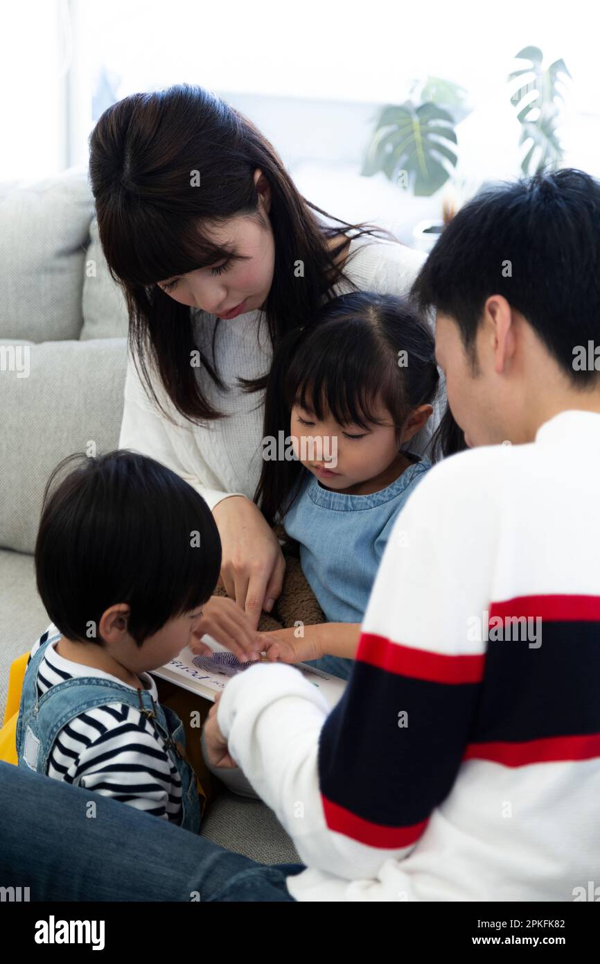 Die Familie liest ein Bilderbuch Stockfoto