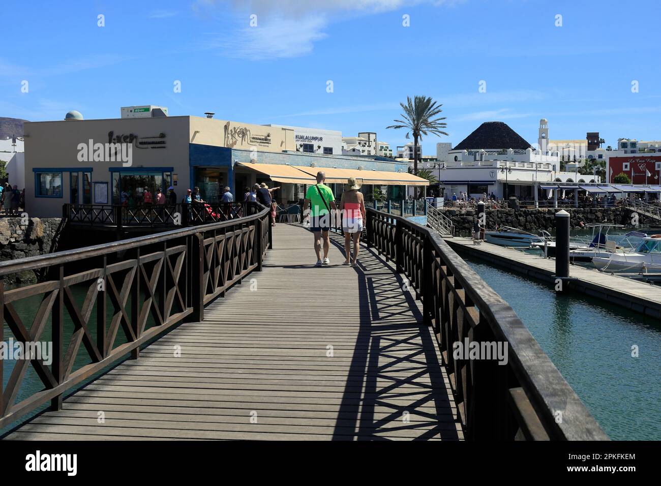 Ein Paar hält Hände an einem Gang in Marina Rubicon, Lanzarote. Aufgenommen Im Februar/März 2023 Stockfoto