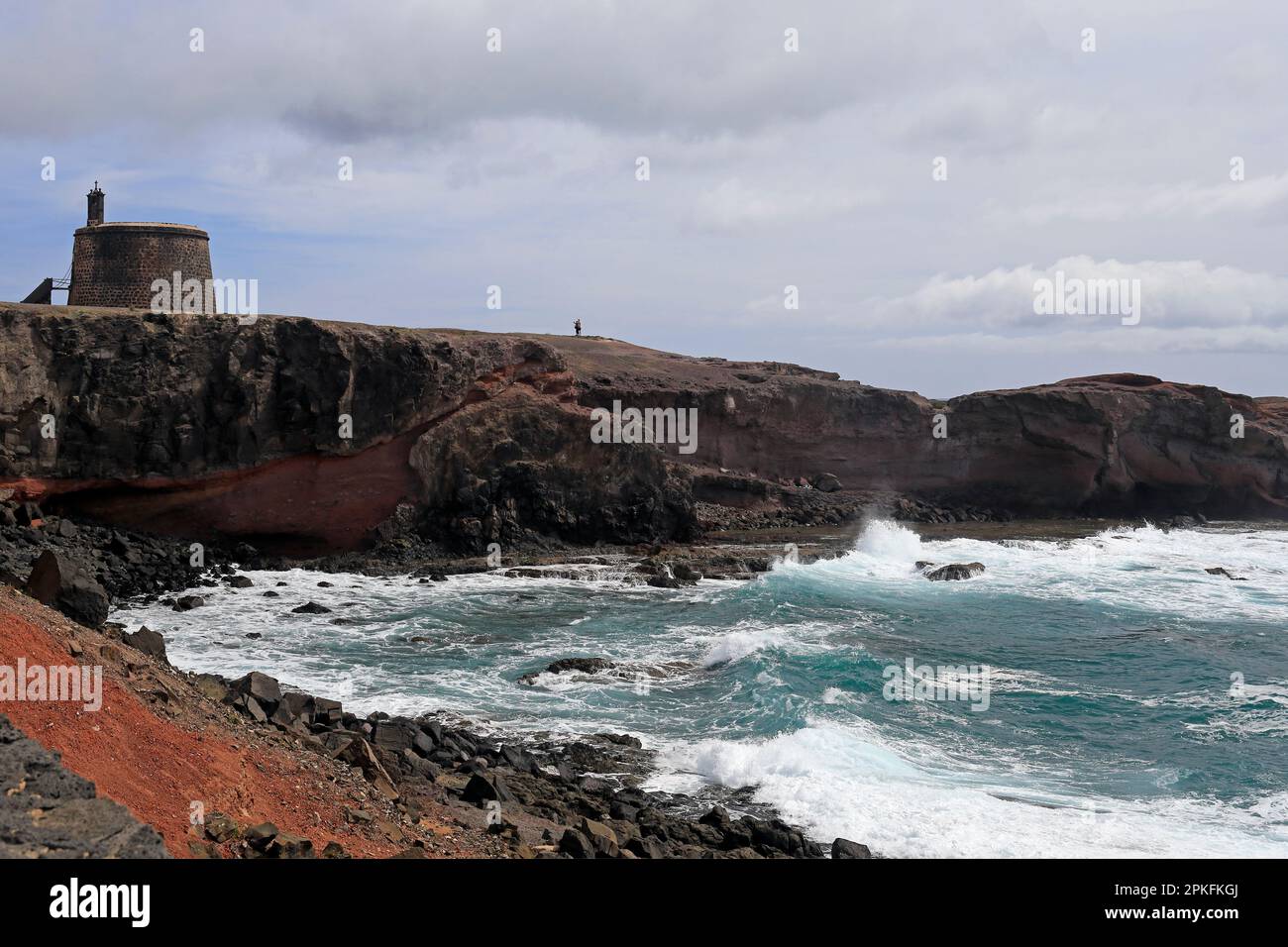 Stürzende Atlantikwellen entlang der einsamen Küste im Torre Del Aguila-Castillo de Las Coloradas Gebiet, Lanzarote, Kanarische Inseln, Spanien. Februar 2023 Stockfoto