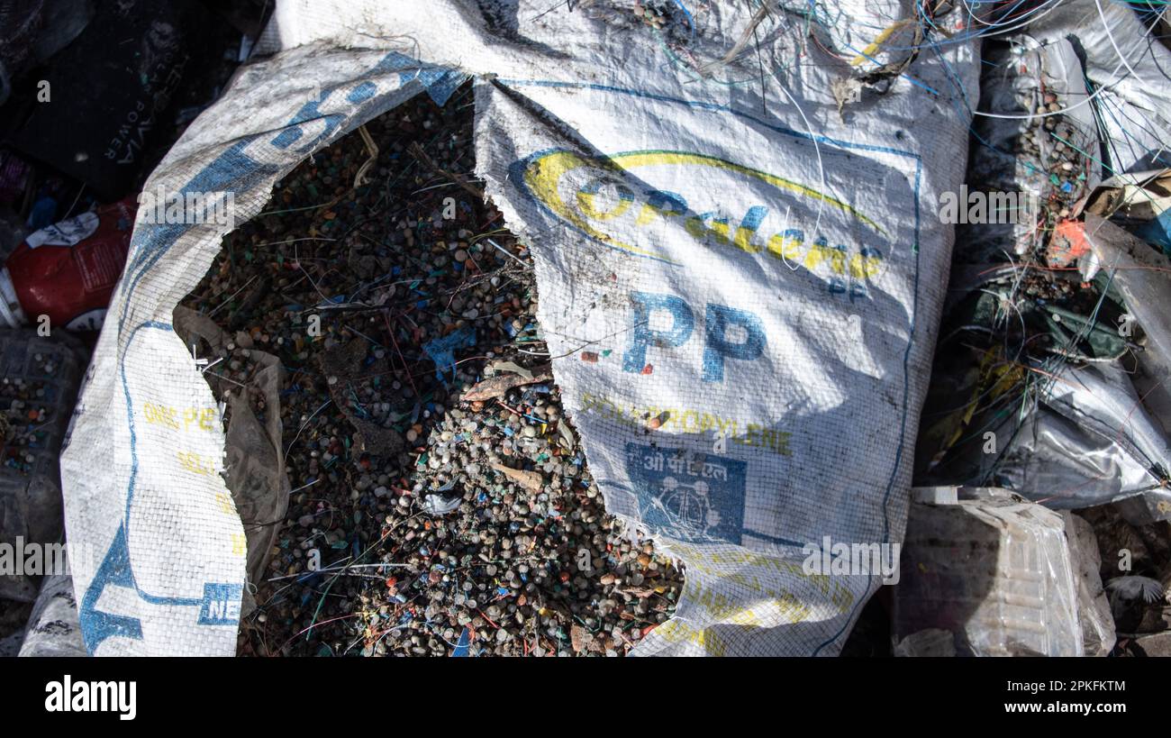Nairobi, Kenia. 05. April 2023. Blick auf die Kunststoffabfallpellets am Dandora-Ablageplatz. Da die meisten Kunststoffe nur einmal verwendet werden und sich nur schwer recyceln lassen, haben Länder, insbesondere im Süden der Welt, Schwierigkeiten, das wachsende Abfallproblem zu bewältigen. (Foto: James Wakibia/SOPA Images/Sipa USA) Guthaben: SIPA USA/Alamy Live News Stockfoto