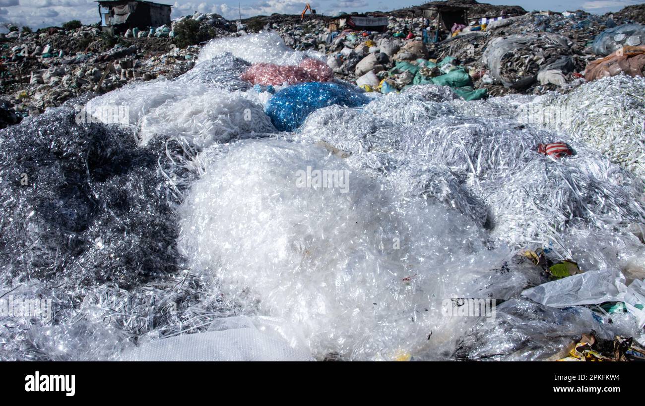 Nairobi, Kenia. 05. April 2023. Ein Haufen Plastikmüll an der Dandora-Mülldeponie. Da die meisten Kunststoffe nur einmal verwendet werden und sich nur schwer recyceln lassen, haben Länder, insbesondere im Süden der Welt, Schwierigkeiten, das wachsende Abfallproblem zu bewältigen. (Foto: James Wakibia/SOPA Images/Sipa USA) Guthaben: SIPA USA/Alamy Live News Stockfoto