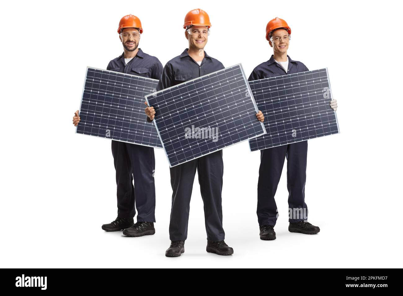 Fabrikarbeiter in Uniformen, die Solarpaneele auf weißem Hintergrund isoliert halten Stockfoto