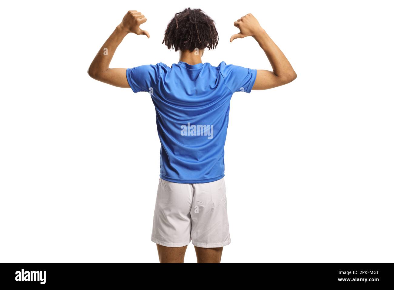 Rückansicht eines afroamerikanischen Fußballspielers, der auf seinen Rücken zeigt, isoliert auf weißem Hintergrund Stockfoto