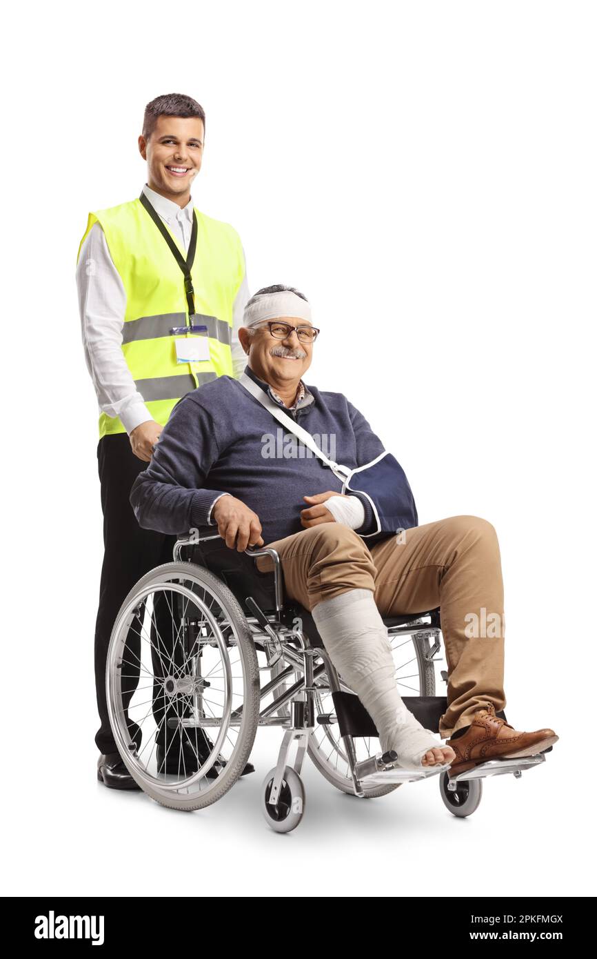 Sicherheitsbeamter schubst einen erwachsenen Mann mit gebrochenem Arm und Verband am Kopf in einem Rollstuhl isoliert auf weißem Hintergrund Stockfoto