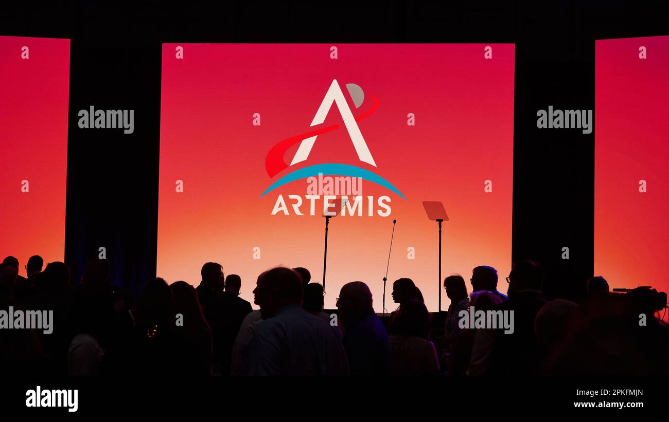 Die Menge versammelt sich vor dem Start der NASA Artemis II-Crew-Ankündigung in Houston, USA, am 3. April 2023 Stockfoto