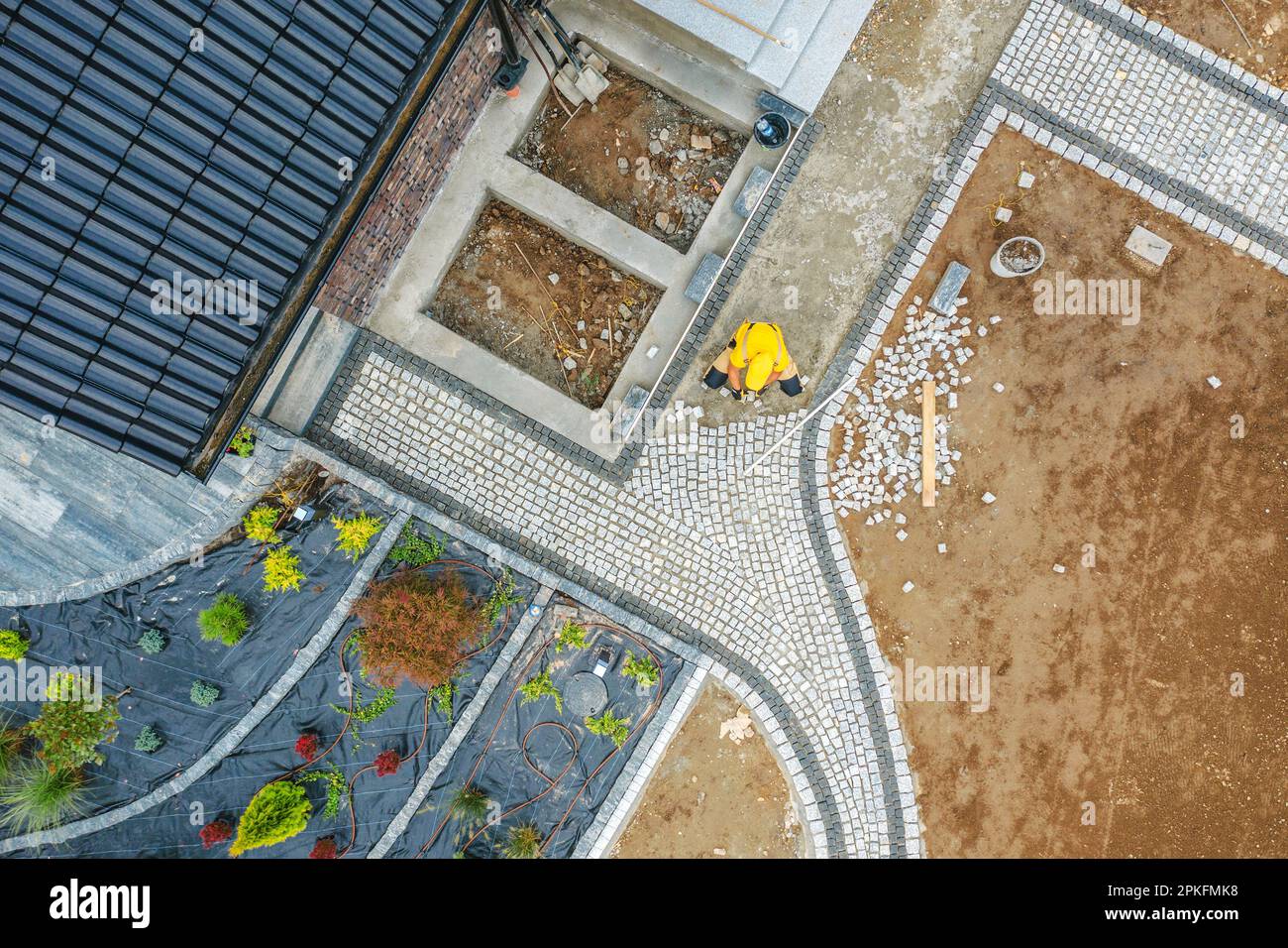 Schaffung eines neuen Hauses mit Garten im Hinterhof. Arbeiter, Der Pfade Aus Granitstein Baut. Luftaufnahme. Stockfoto