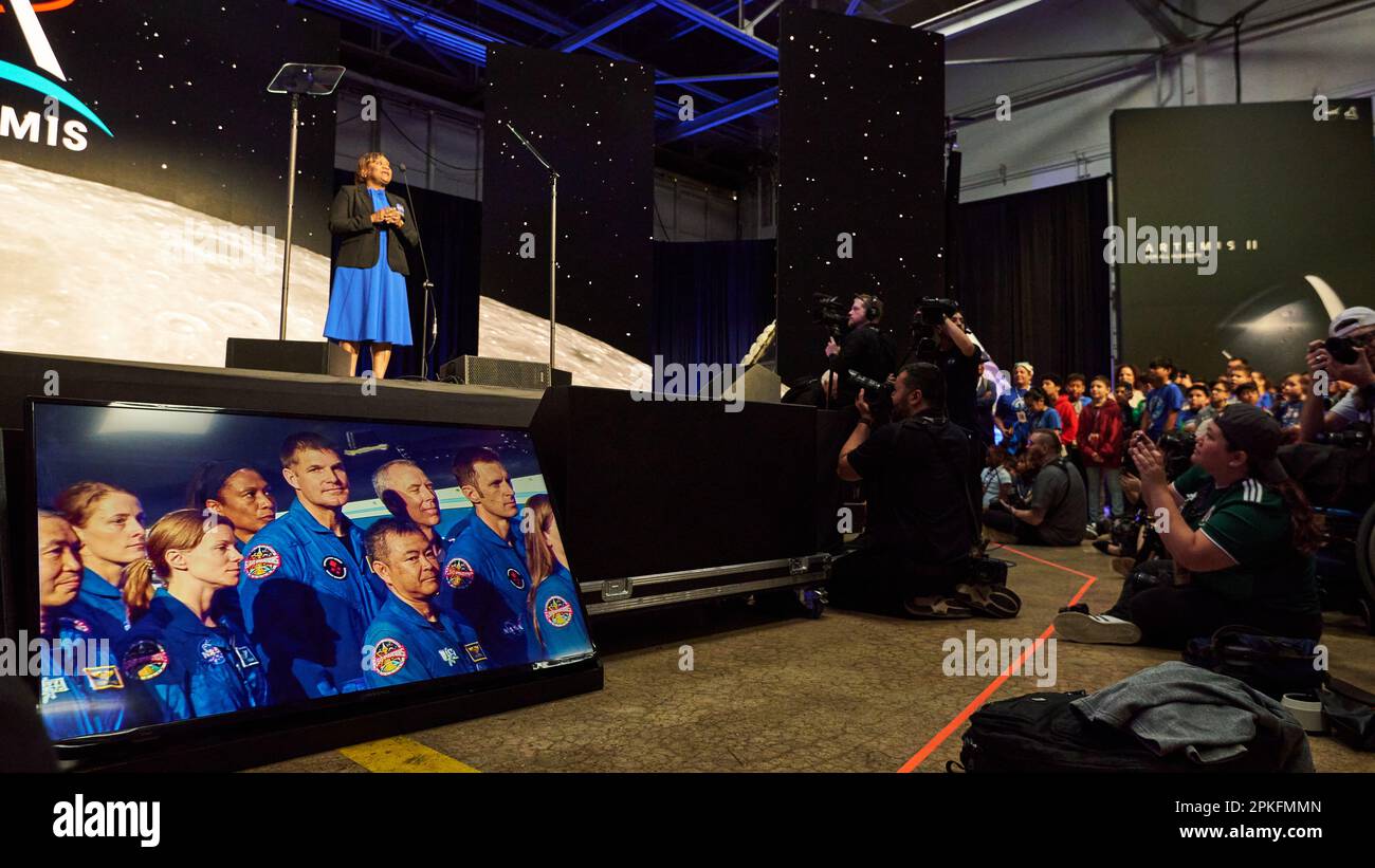 Die NASA Johnson Space Center Director, Vanessa Wyche, hält am 3. April 2023 bei der Artemis II Crew Announcement Event in Houston, USA, eine Rede Stockfoto