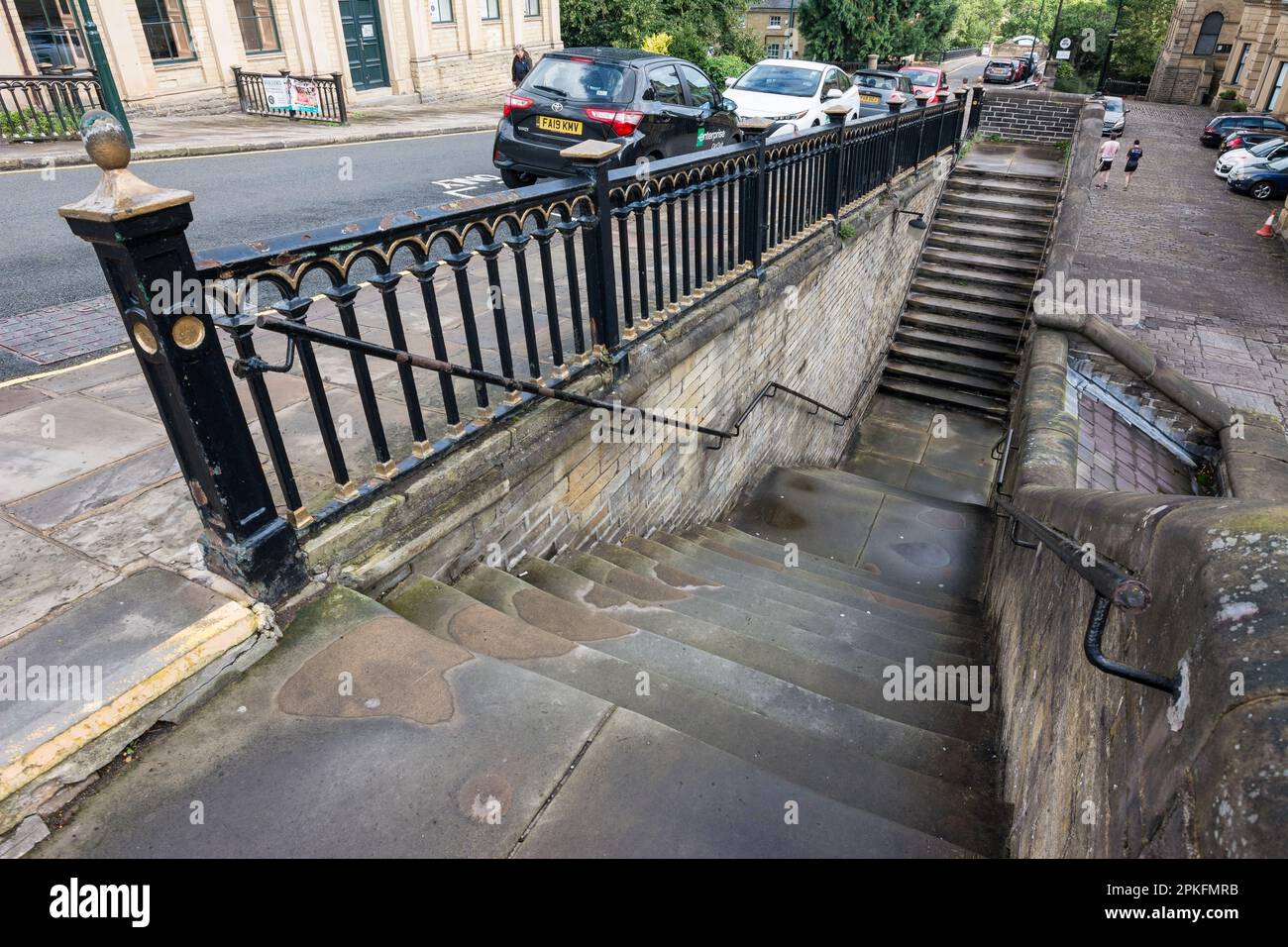 Eine Steintreppe in Saltaire, Yorkshire Dales; der Ausgangspunkt für den langen Fußweg auf dem Dales High Way. Stockfoto