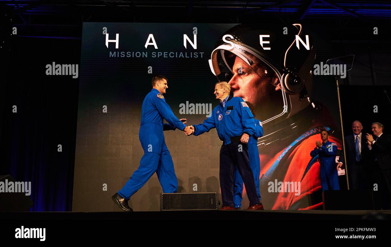 Der kanadische Astronaut Jeremy Hansen schüttelt mit dem NASA-Administrator Bill Nelson bei der Ankündigungsveranstaltung Artemis II in Houston, USA, am 3. April 2023 Hand Stockfoto