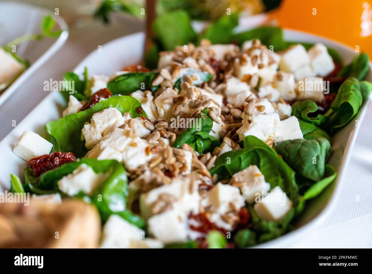 Salat mit Spinat und Fetakäse Stockfoto